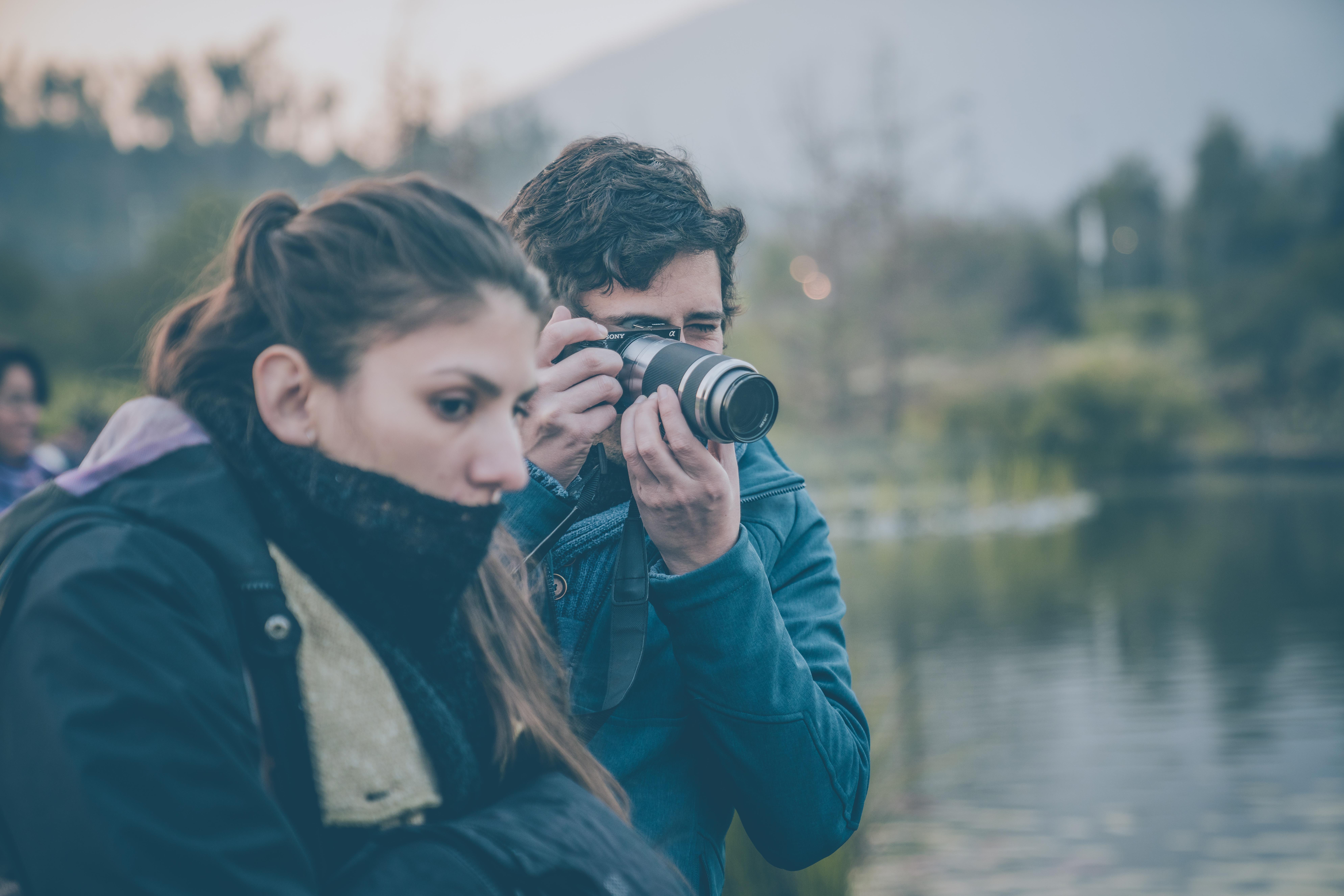 Personas con cámara fotográfica en exterior