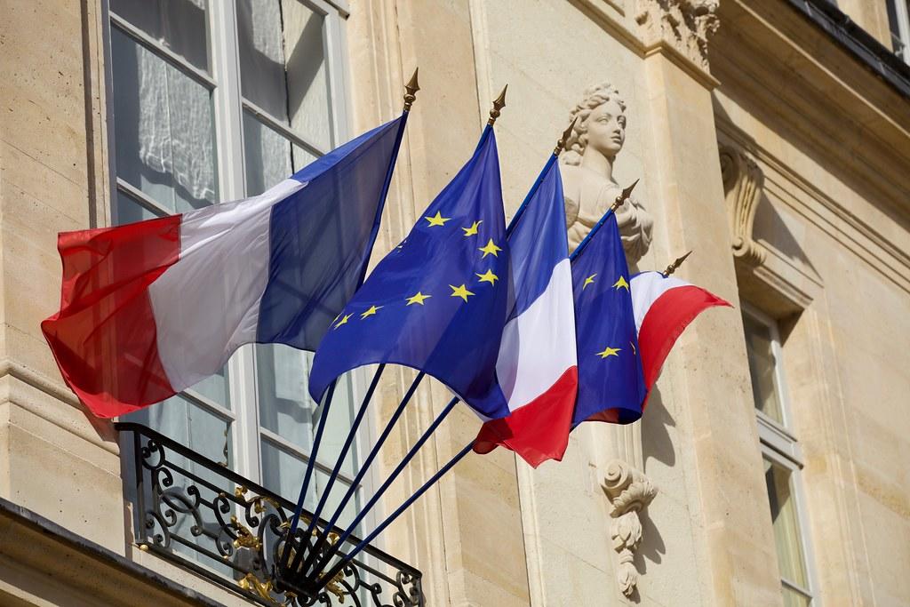 Banderas de Francia y de la Unión Europea