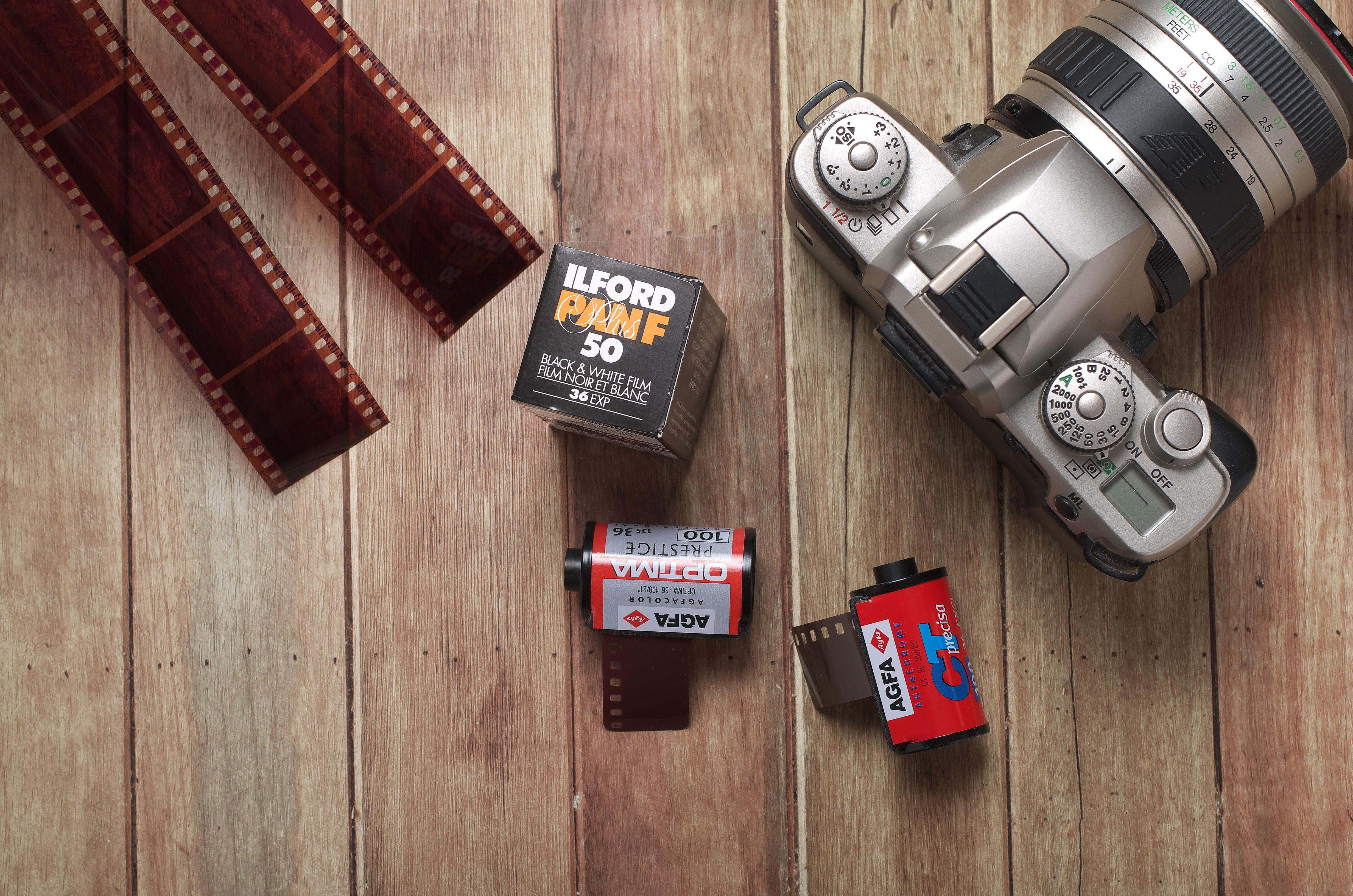 Cámara fotográfica con rollos de foto