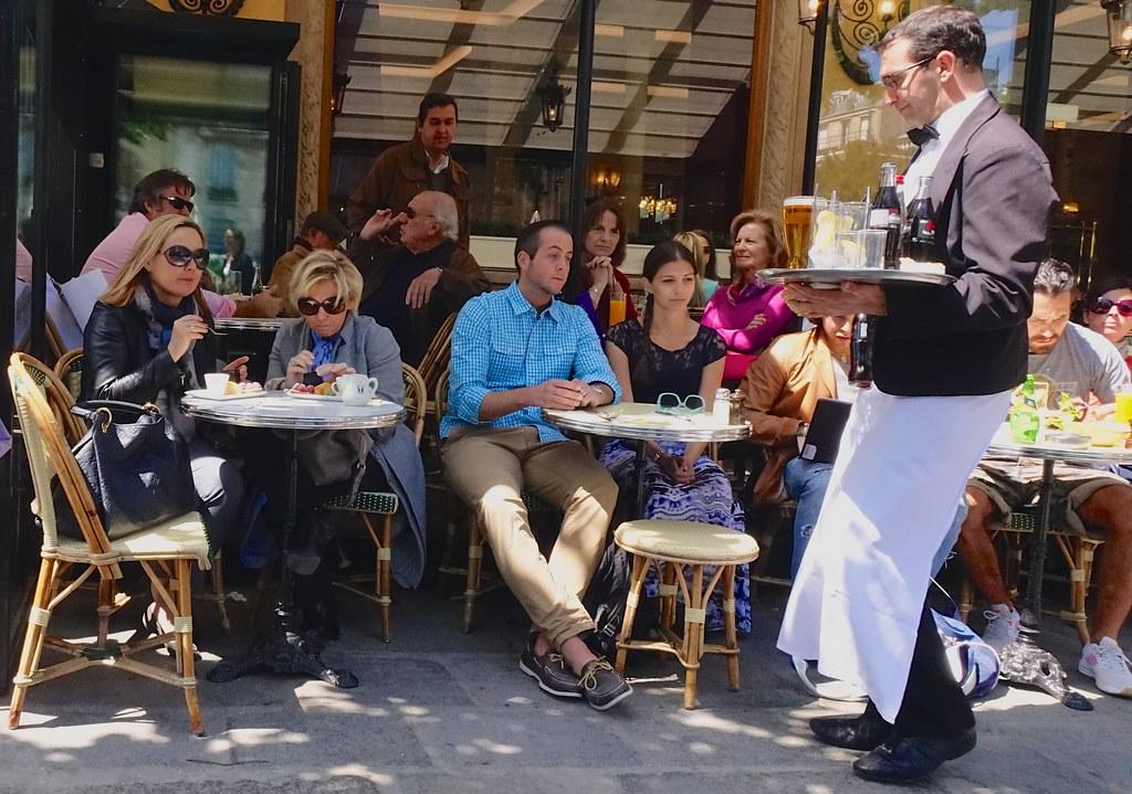 Comensales en un restaurante de París