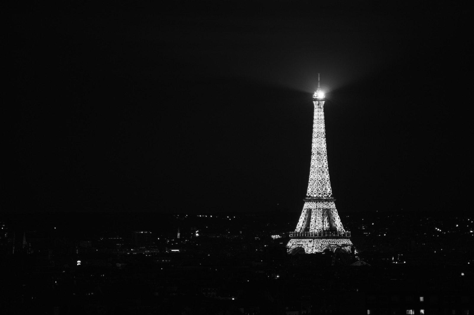 Torre Eiffel iluminada cielo nocturno
