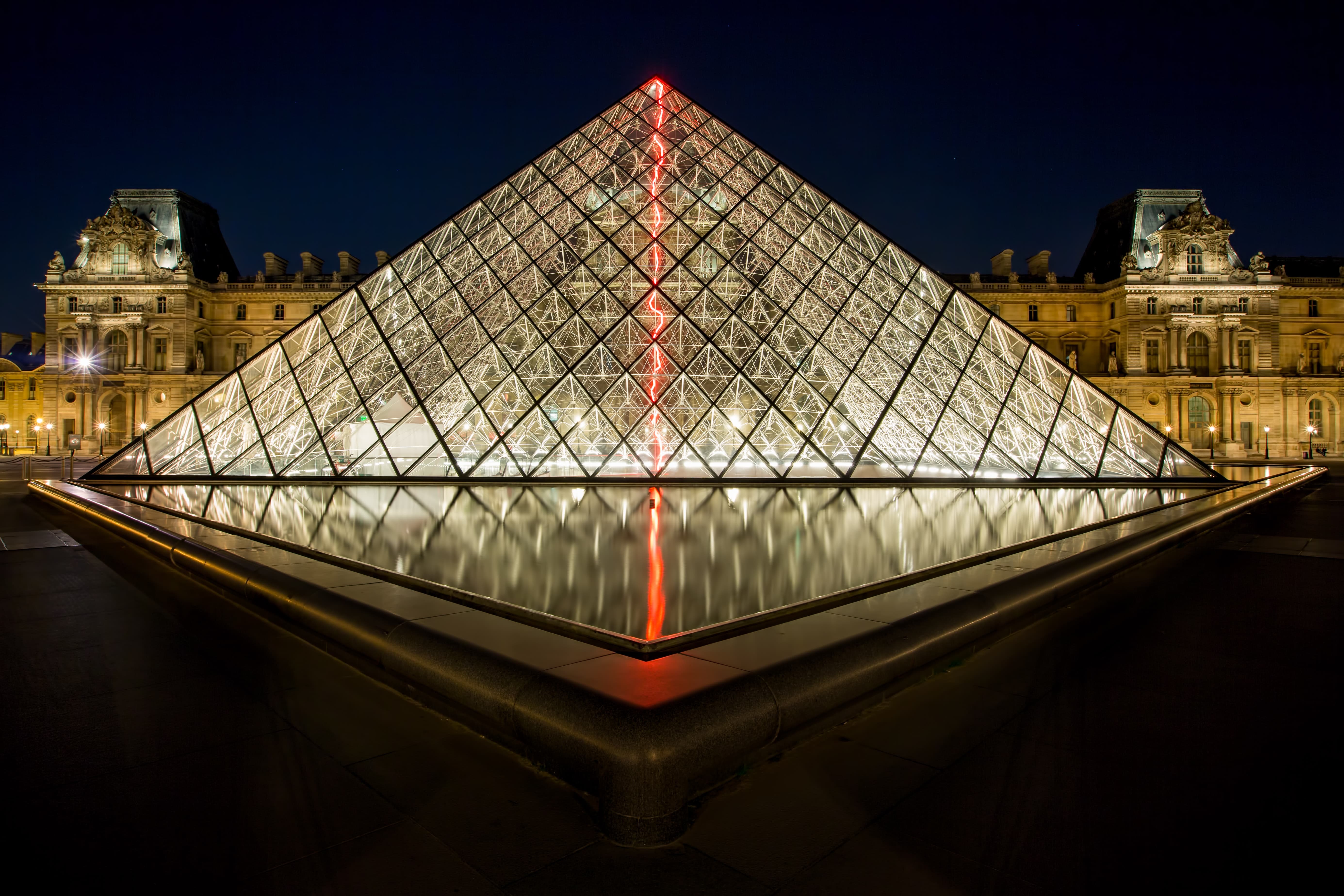 El Louvre de noche