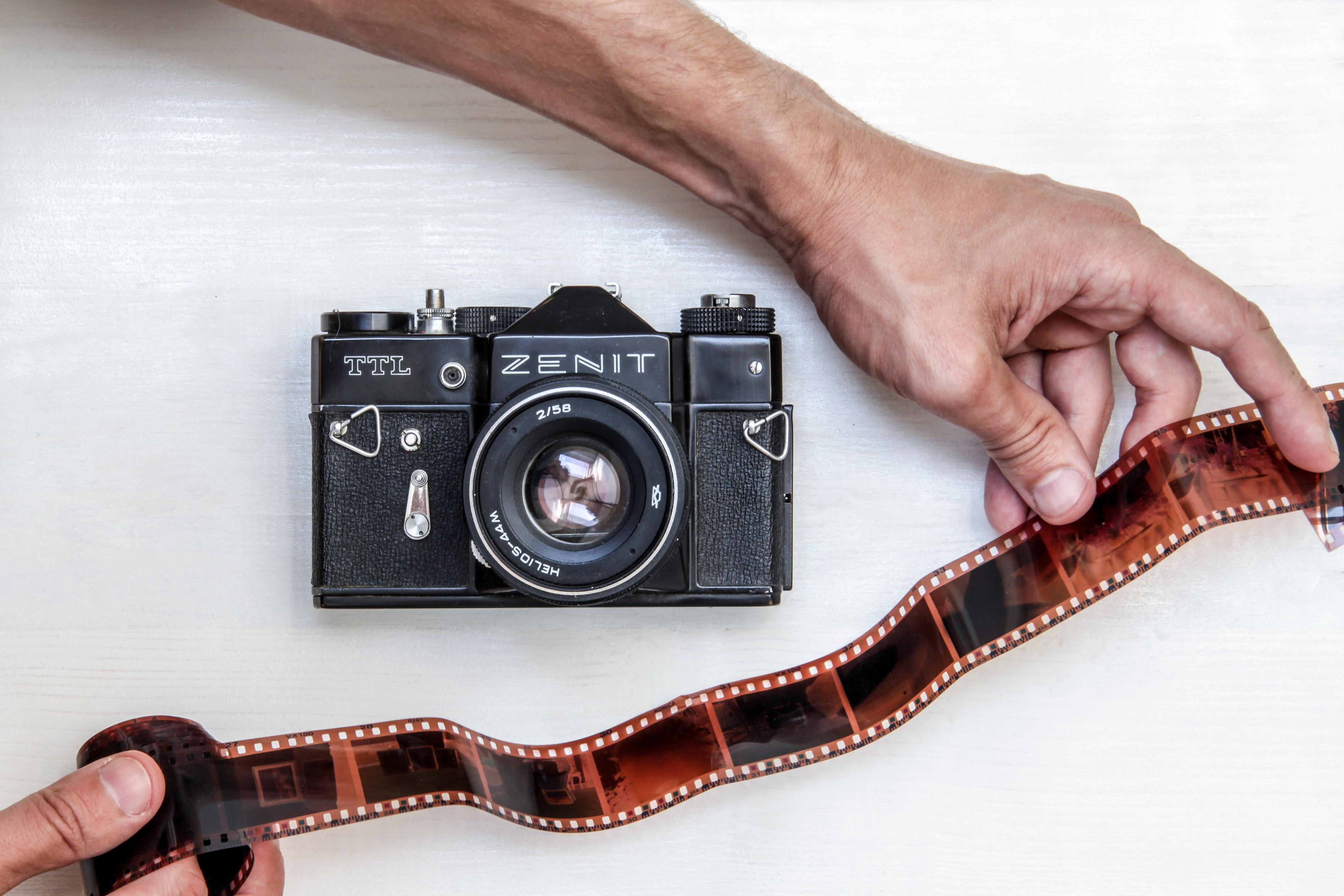 Cámara fotográfica antigua con rollo de fotos expuesto