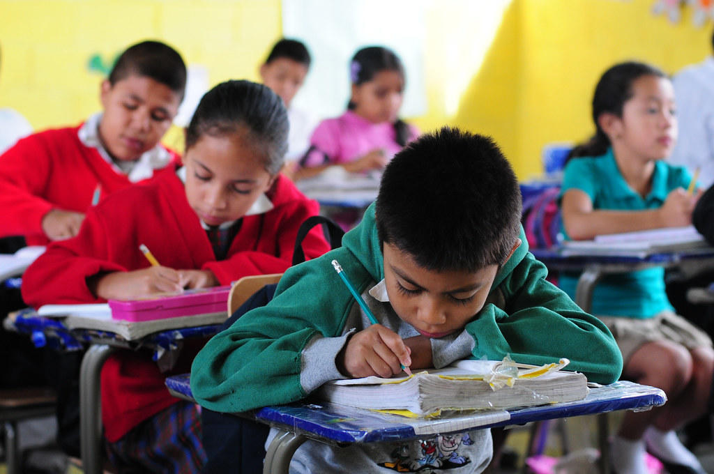 Niños escribiendo en sala de clases