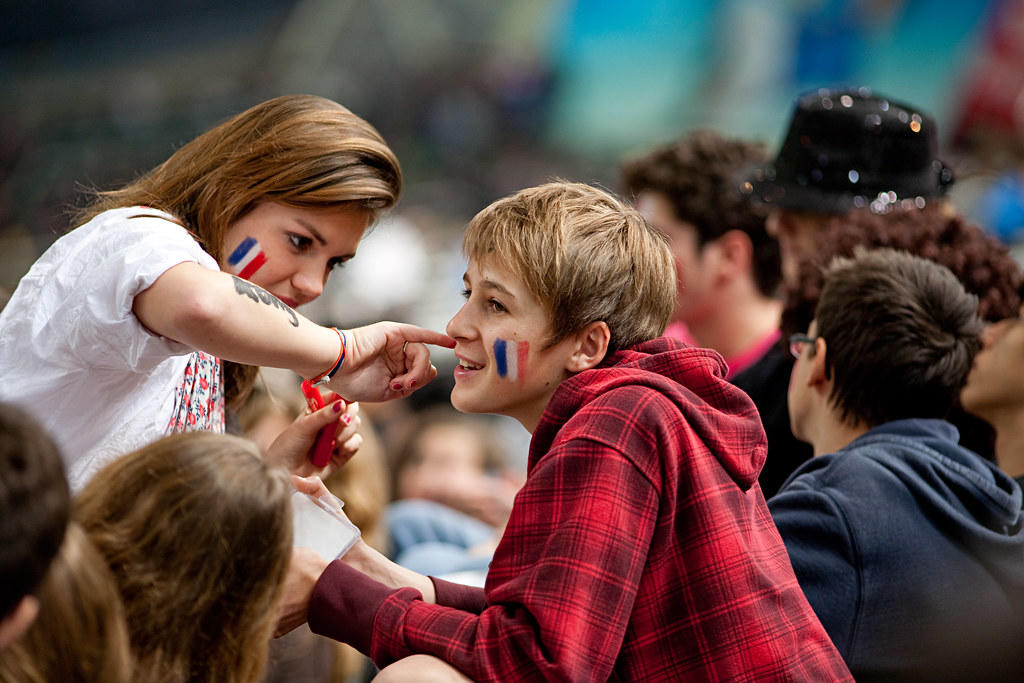 Dos jóvenes con banderas francesas pintadas en la cara