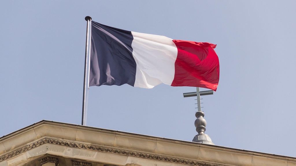 Bandera francesa sobre techo