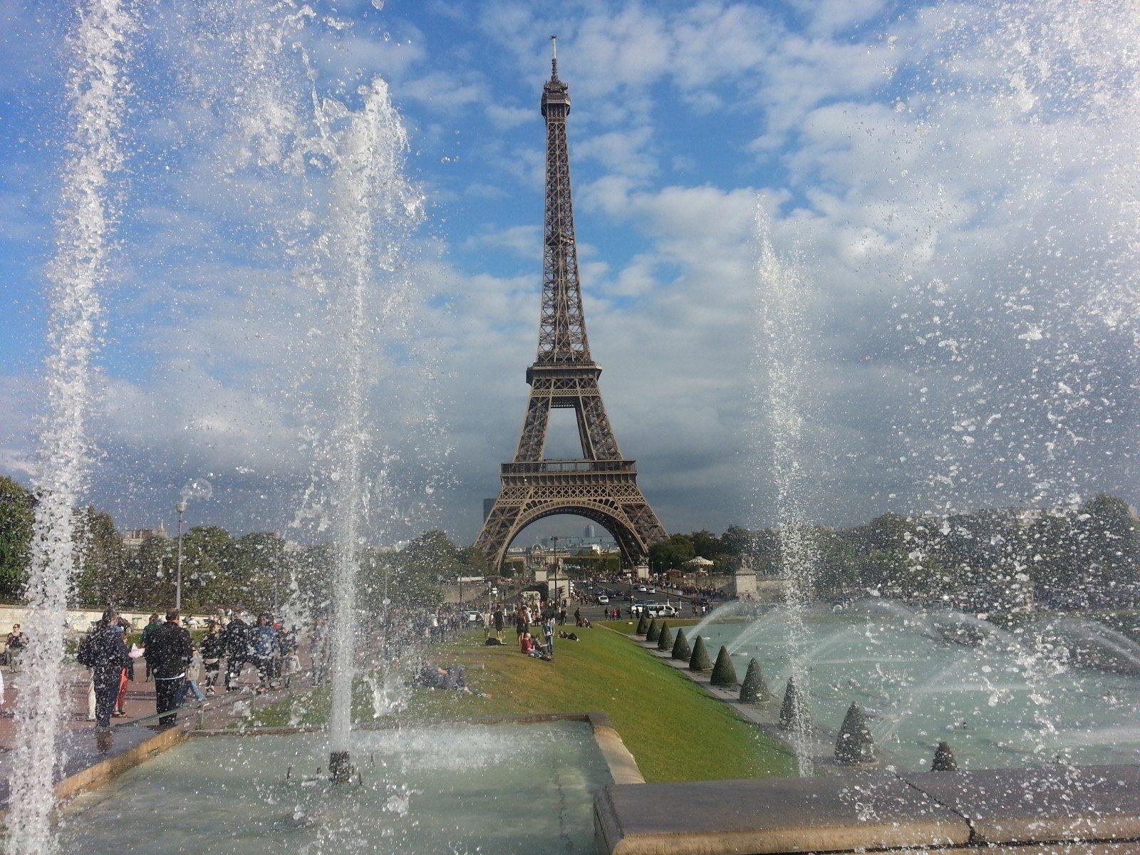 Torre Eiffel detrás de fuentes de agua