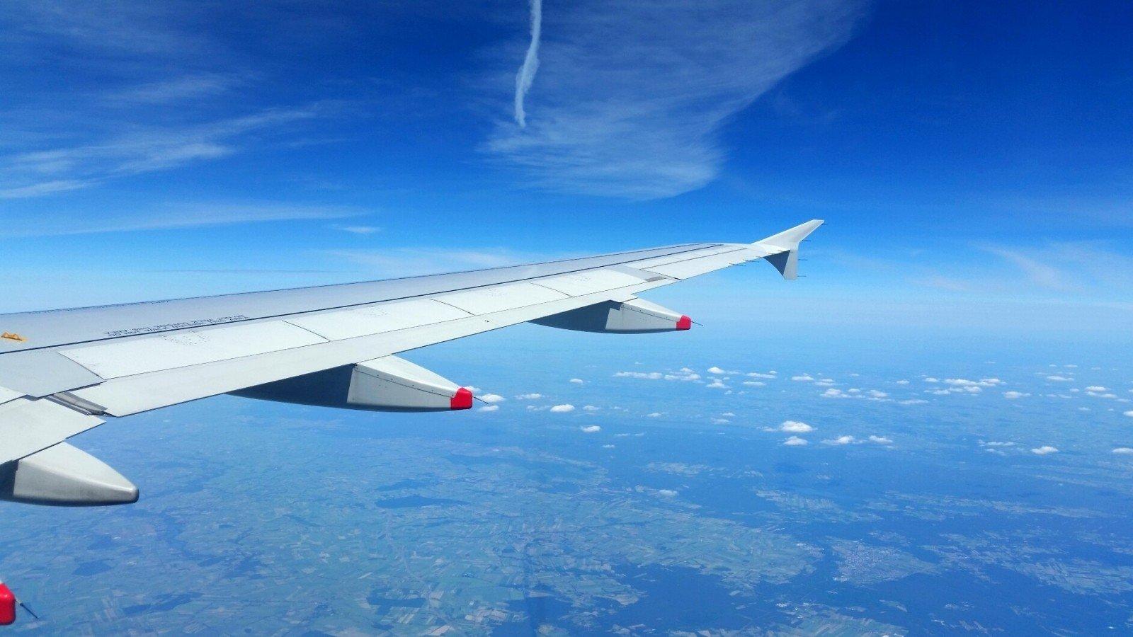 Ala de avión en vuelo