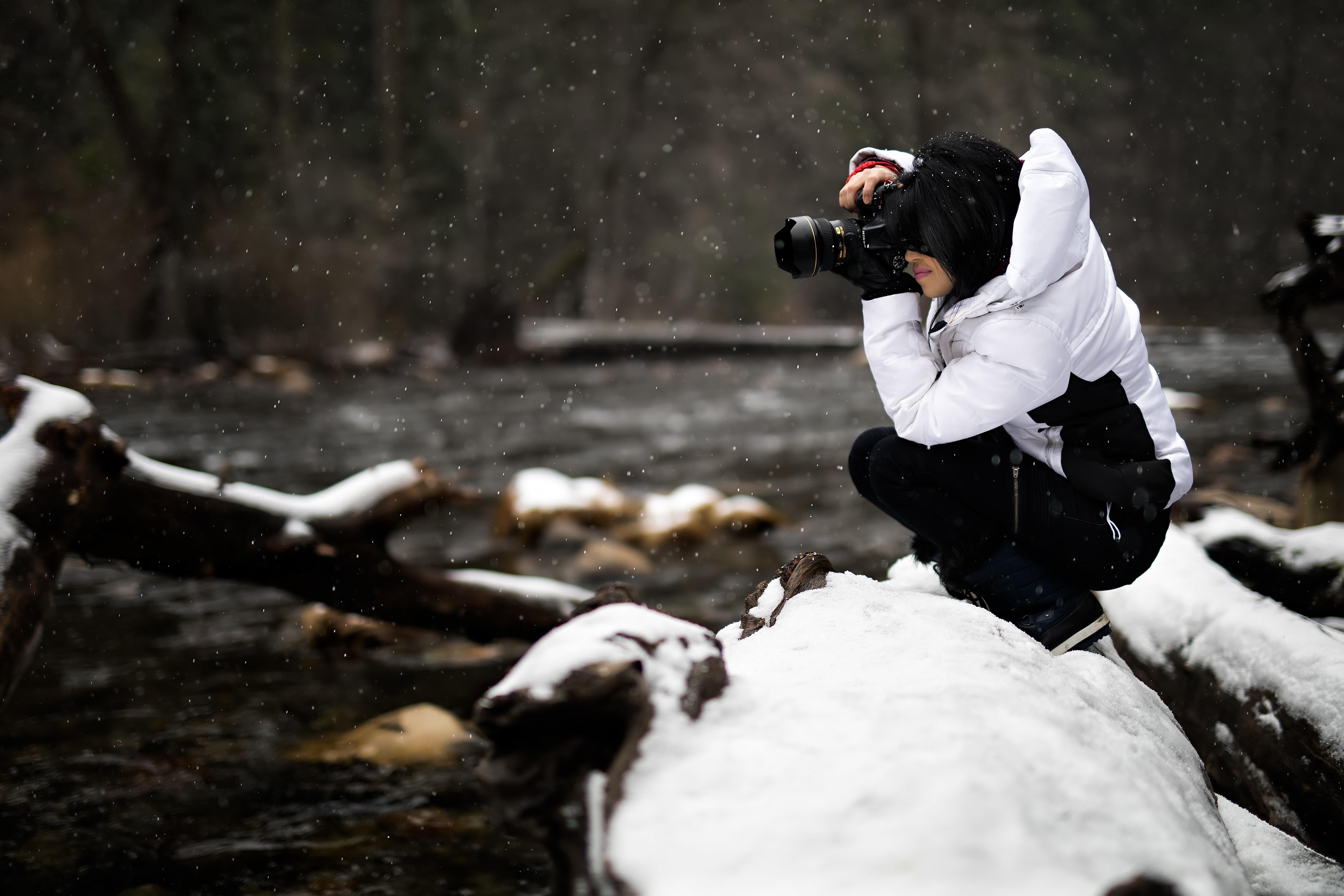 Persona fotografiando en nieve