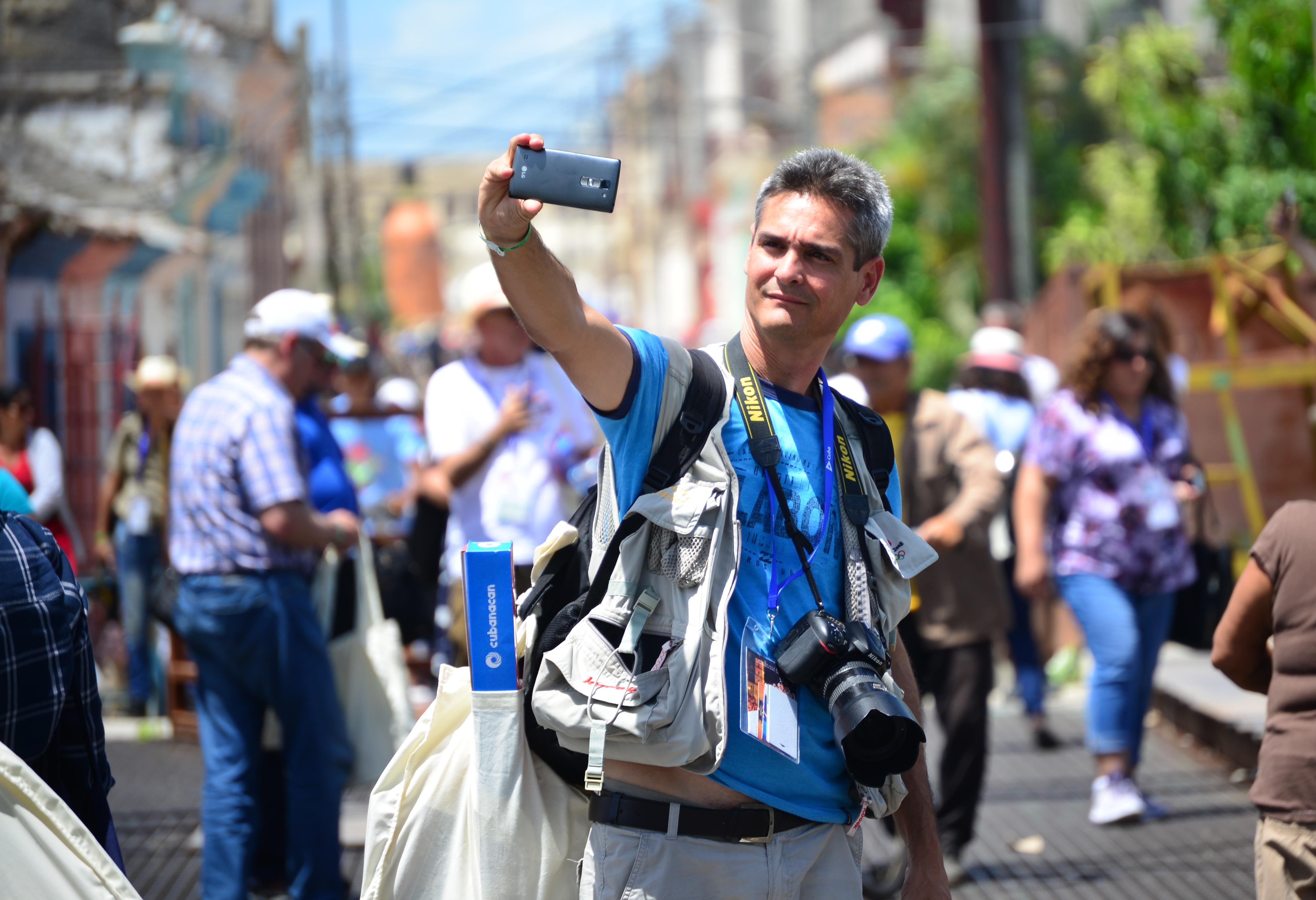 Hombre sacando selfie