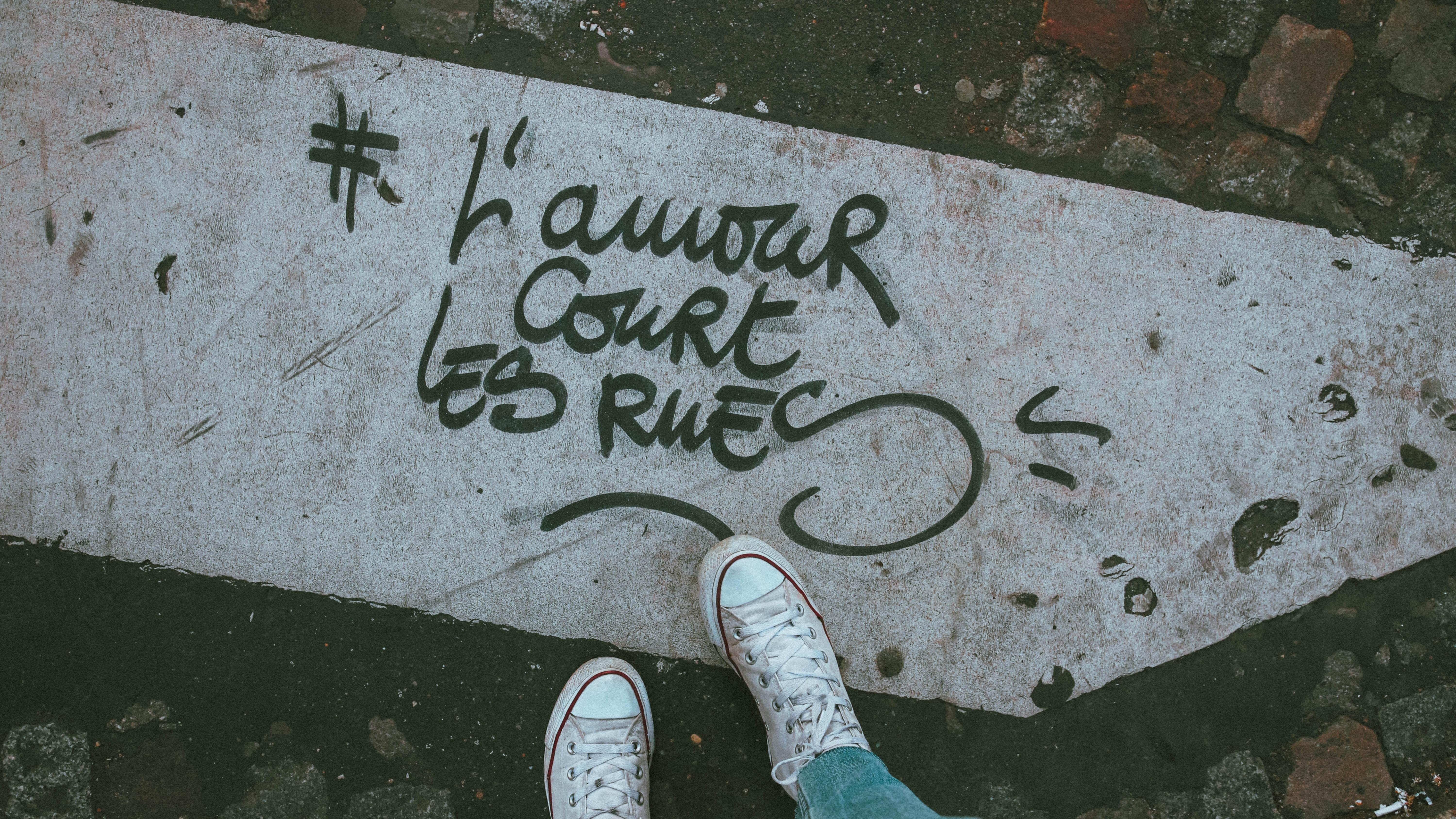 El francés se lee y se vive en las calles de parís.