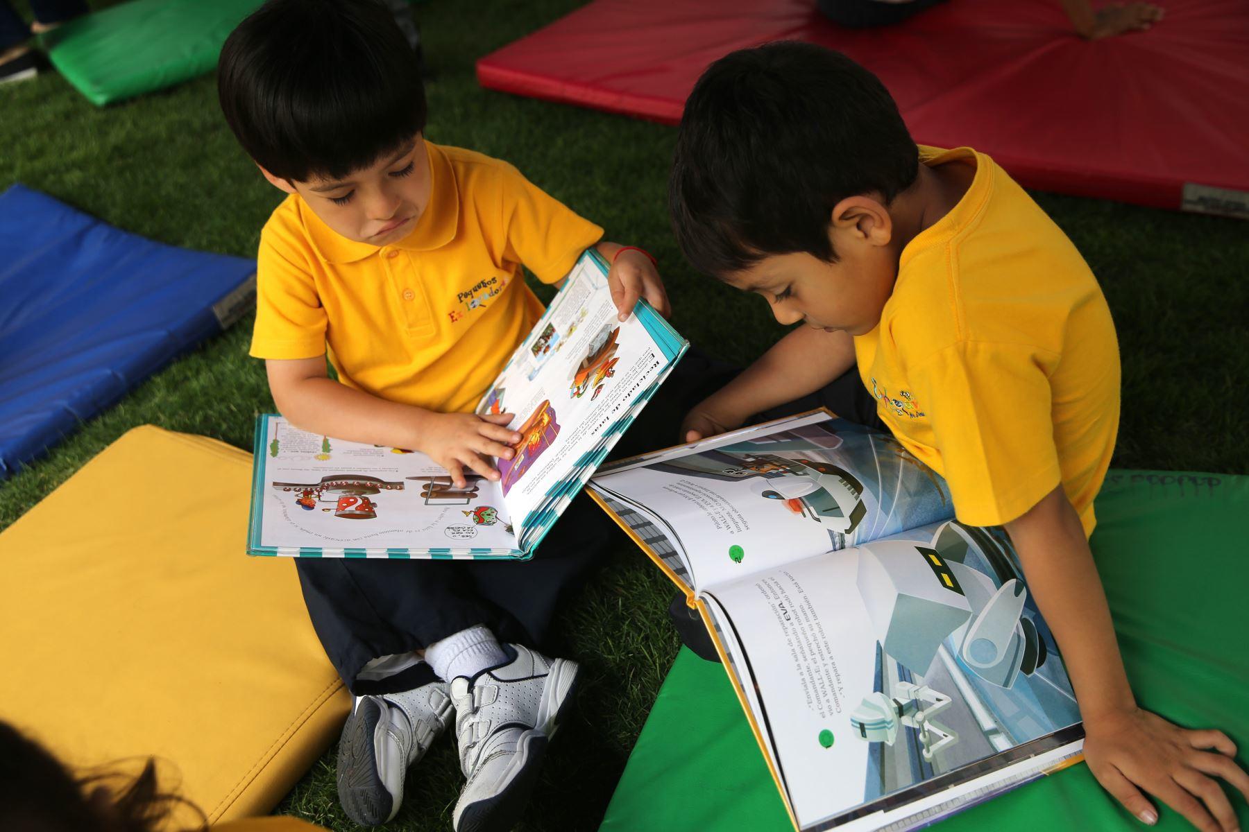 Los niños aprenden a través de la lectura