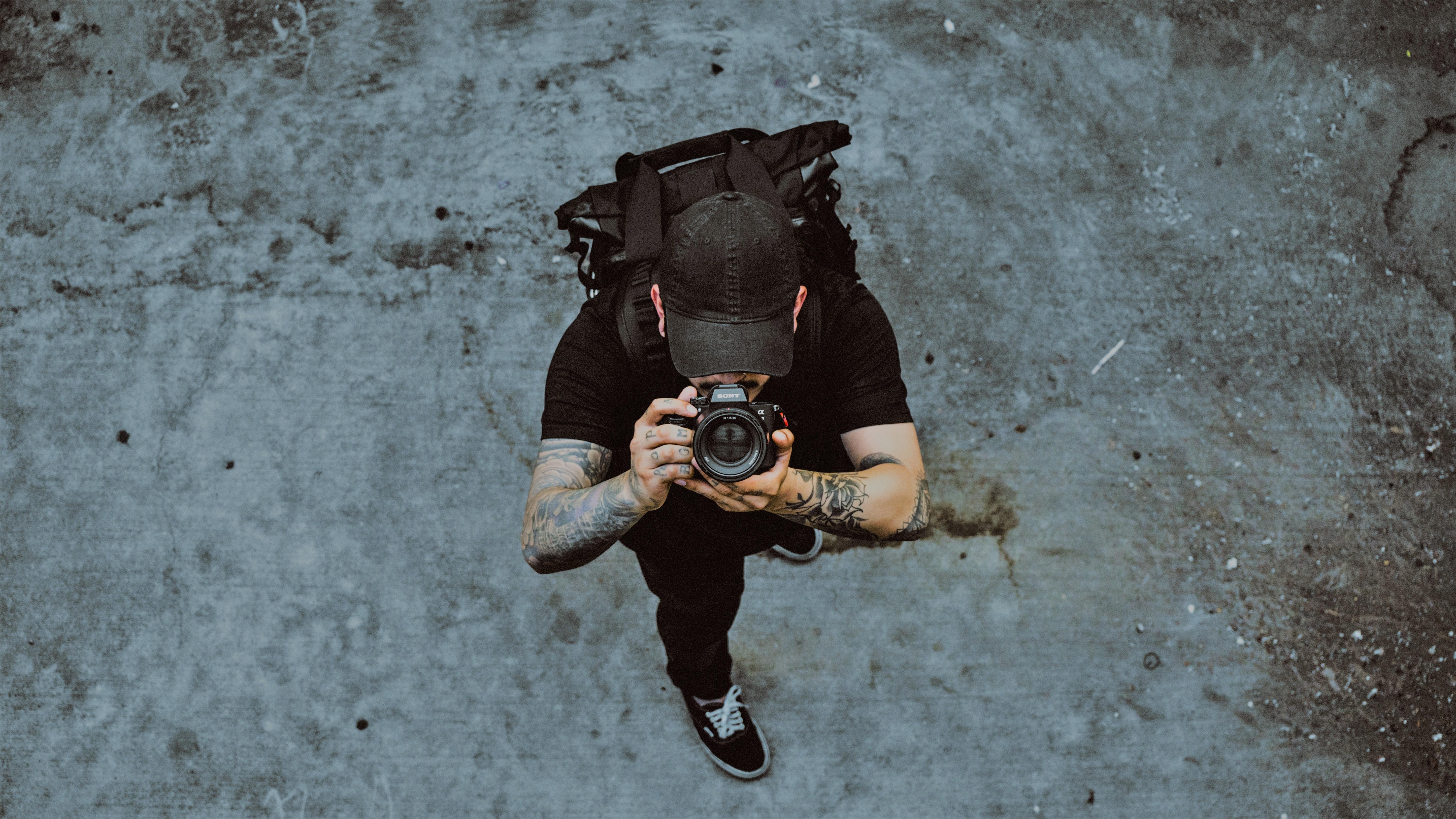 Hombre tomando foto visto desde altura