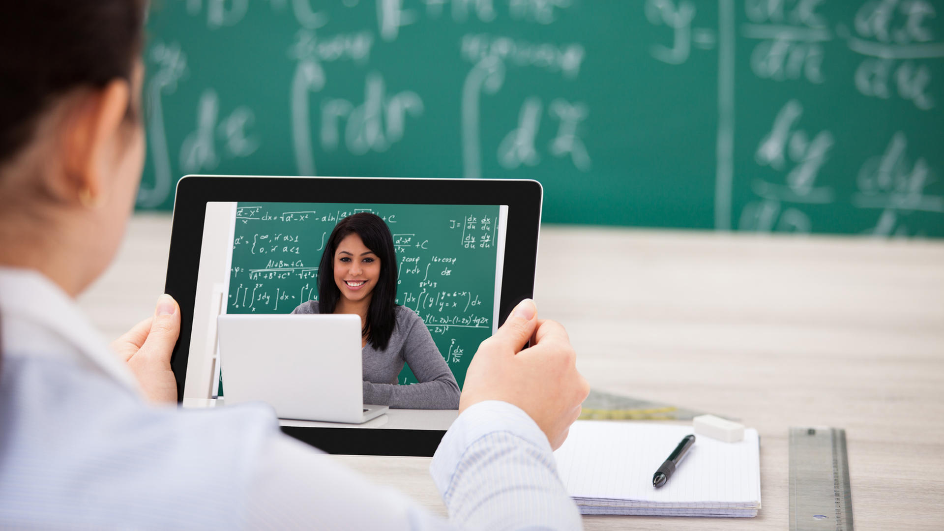 Clase efectuada por video llamada en un tablet