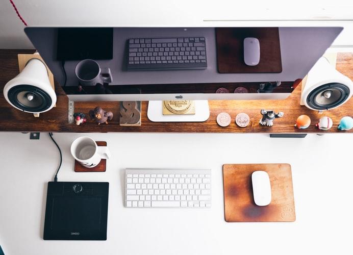 Lugar de trabajo con computador y accesorios 
