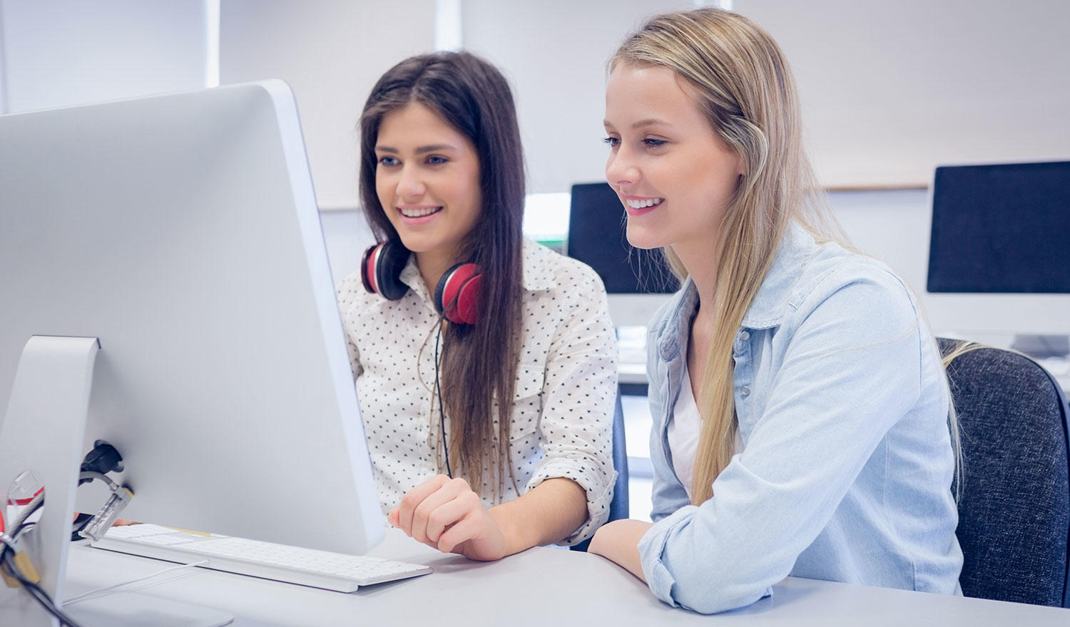 Mujeres trabajan con un computador