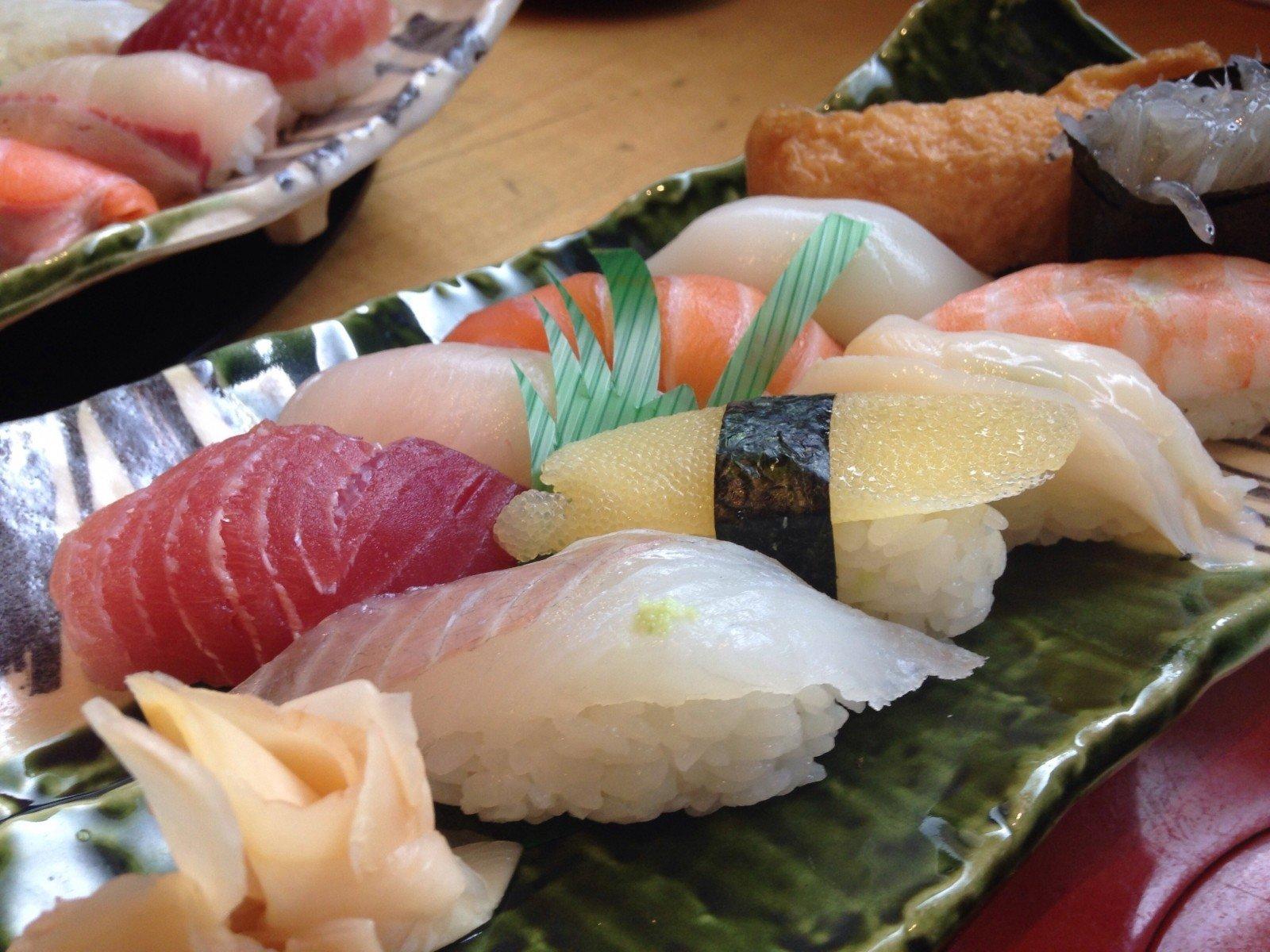 Piezas de sushi mixtas