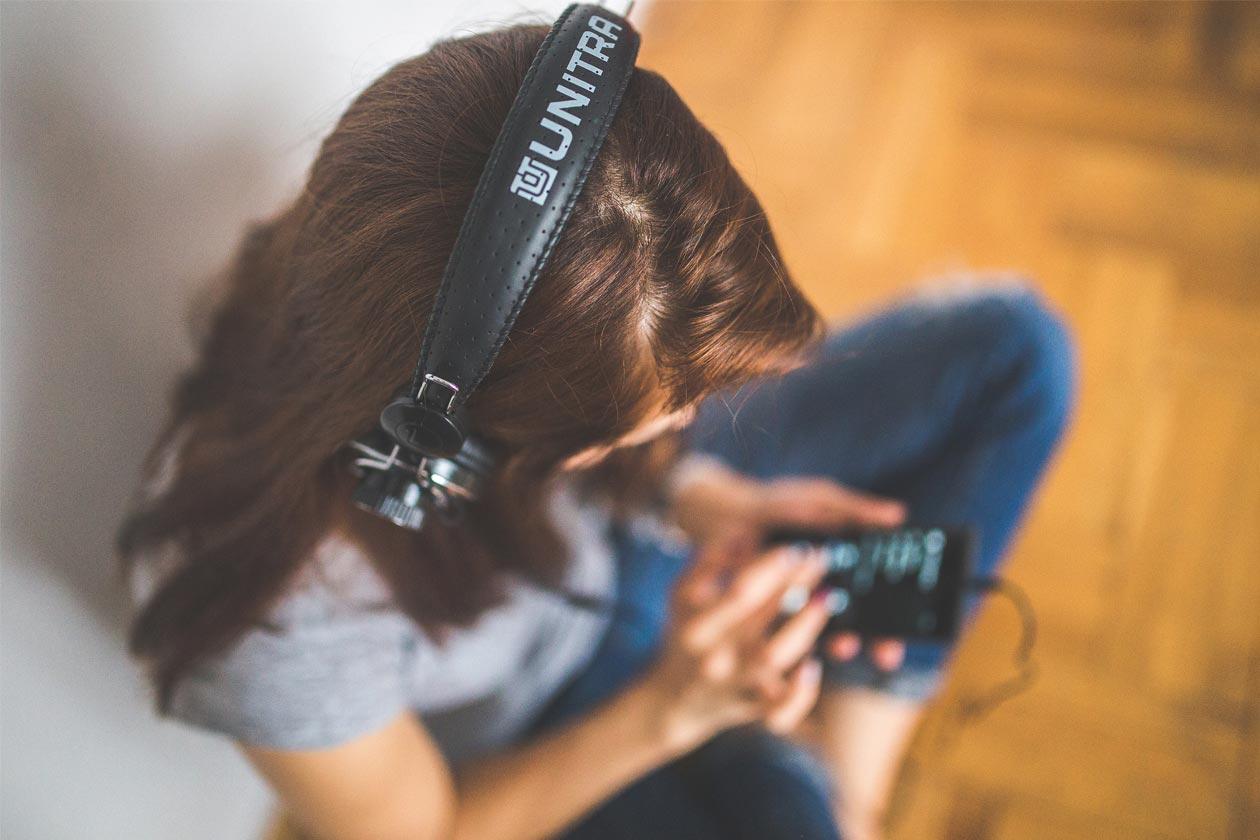 Niña juega con su teléfono celular