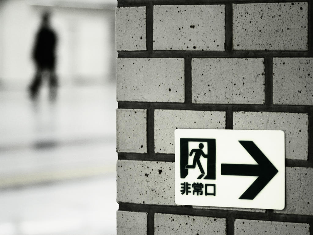 Anuncio indicando dirección en Japonés