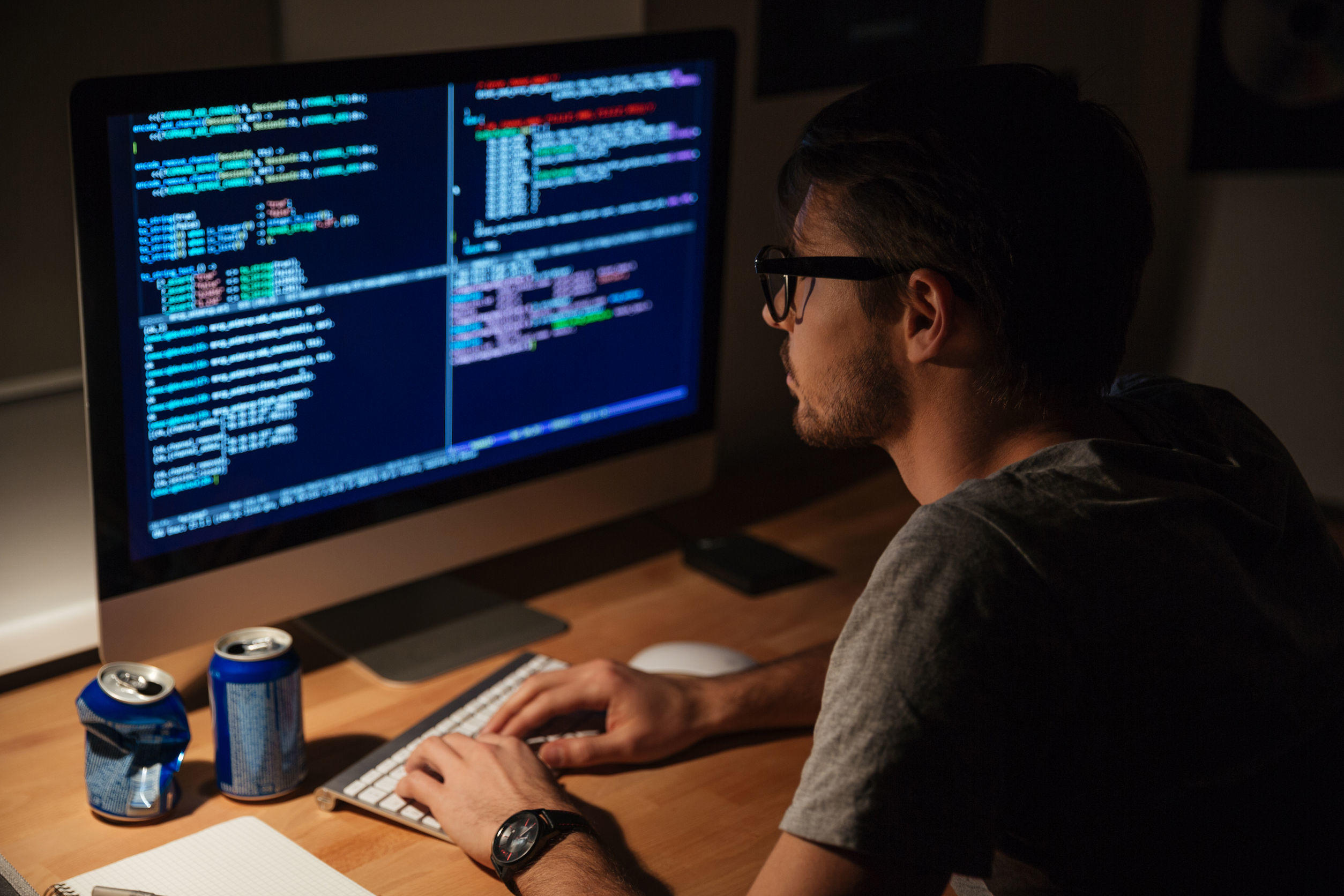 Joven programador trabaja durante la noche