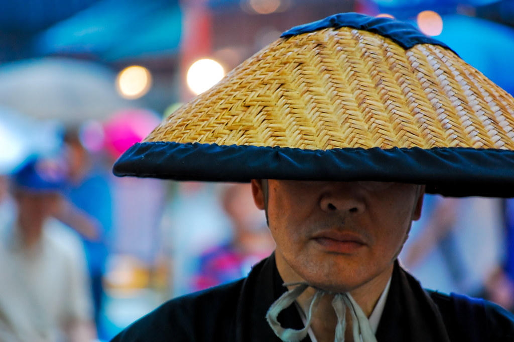 Hombre con sombrero tradicional japonés