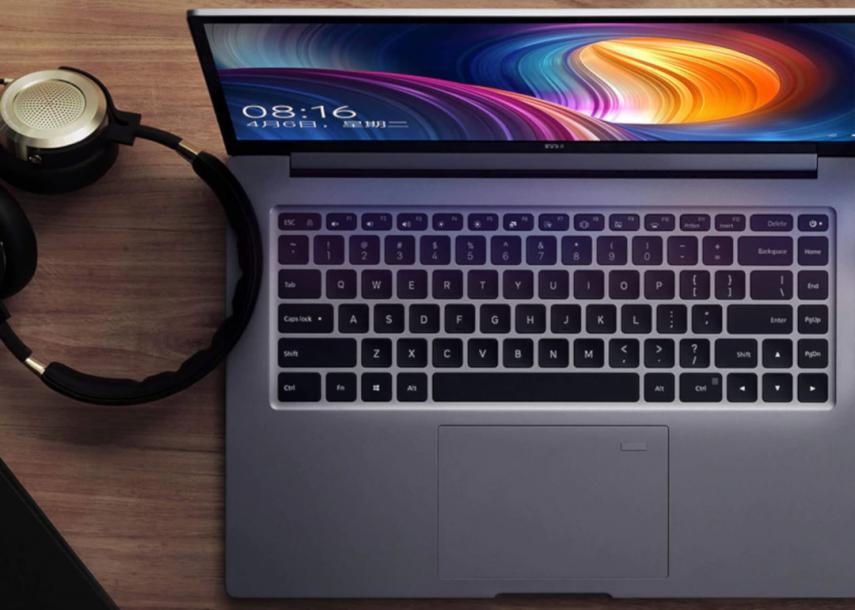 Computador y audífonos en un escritorio