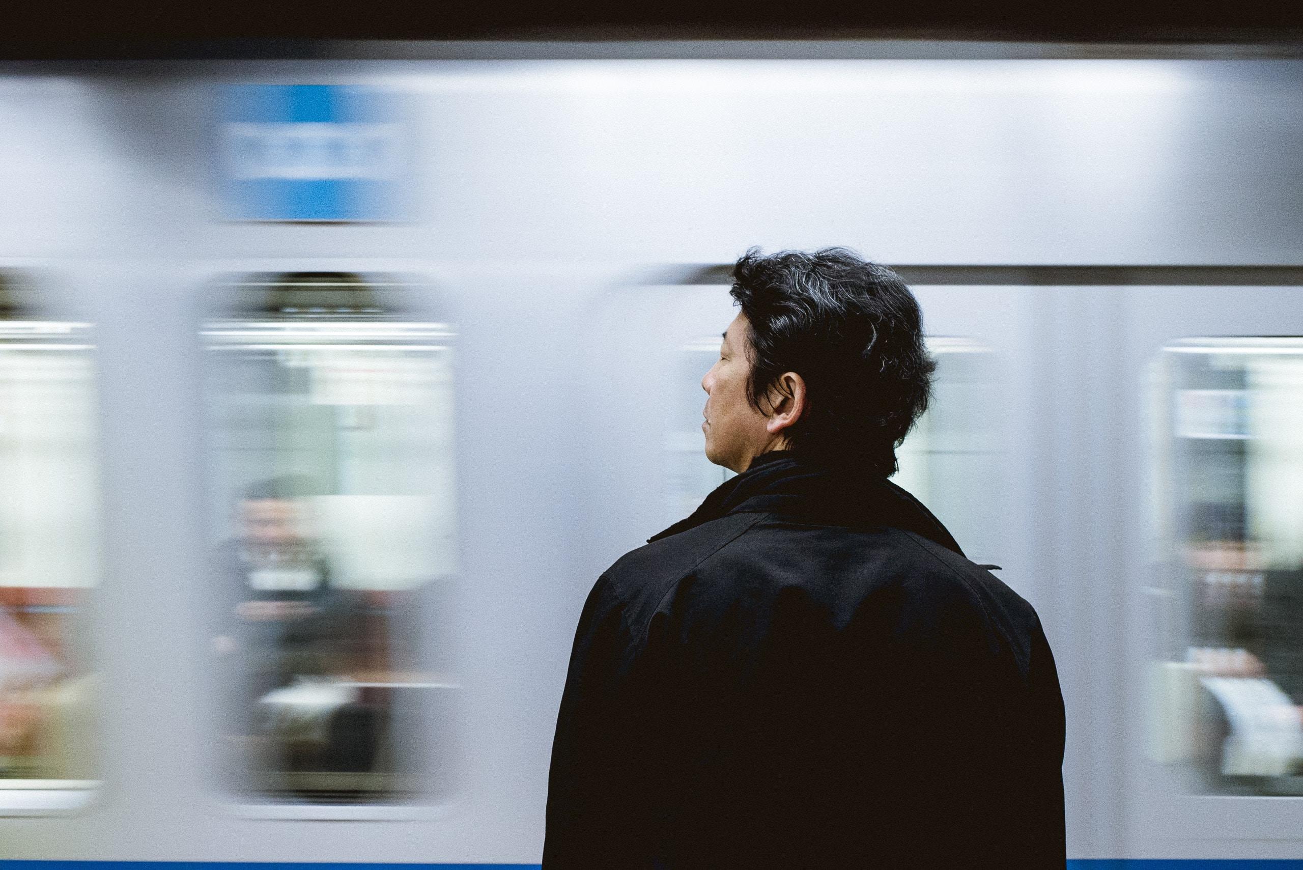 Persona esperando el metro