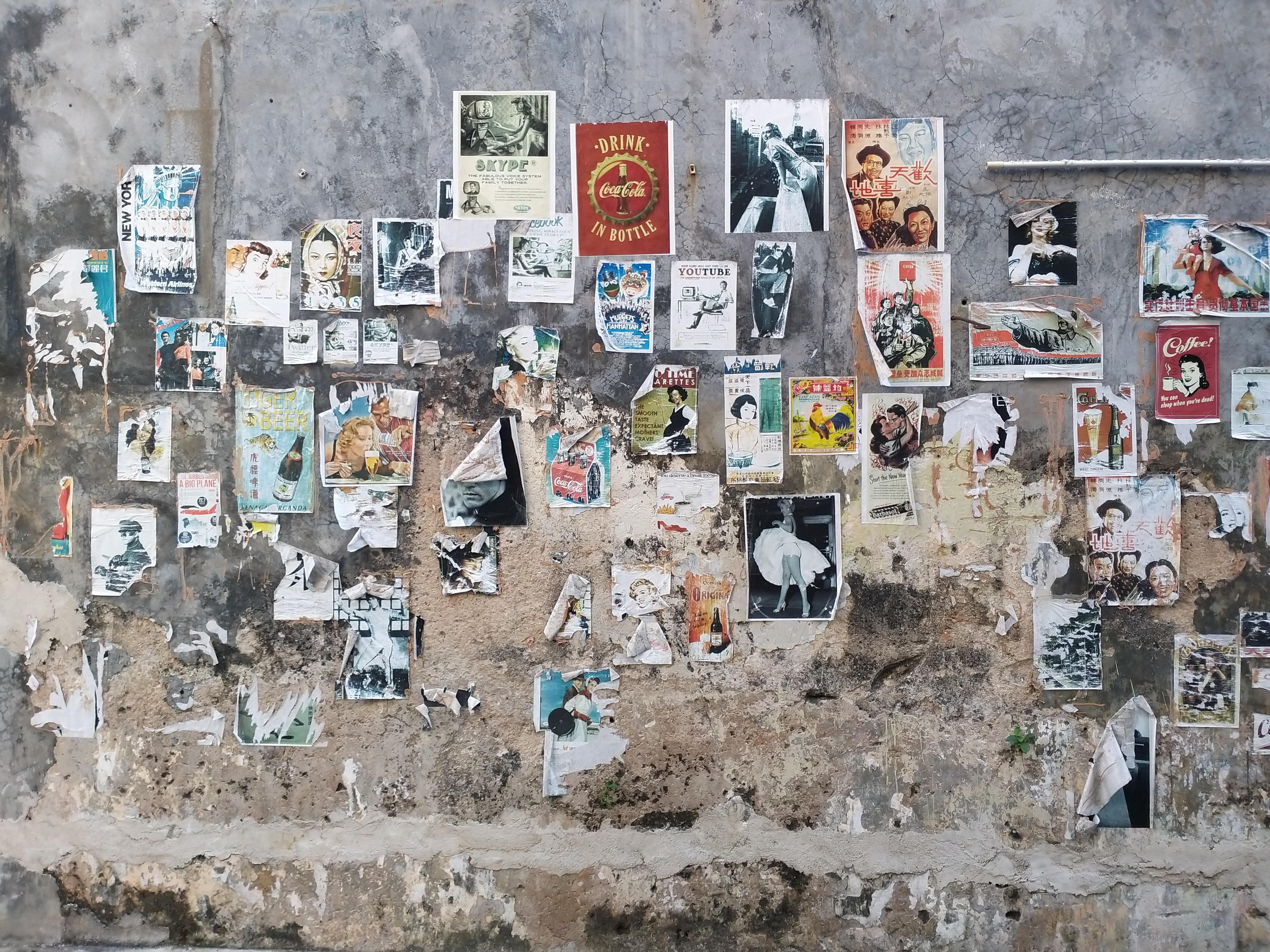 Muro callejero con avisos