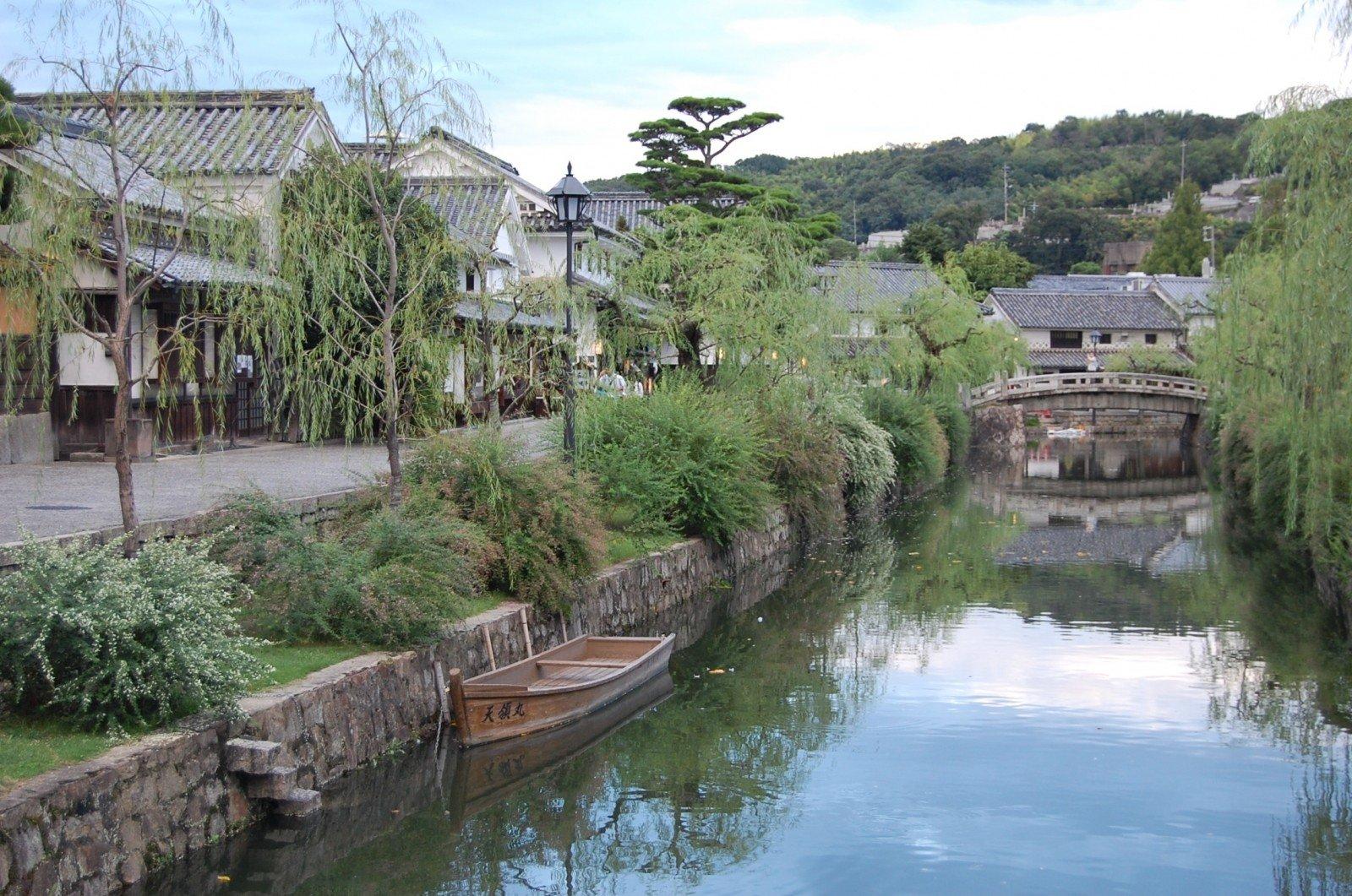 Pueblo junto al río en Japón