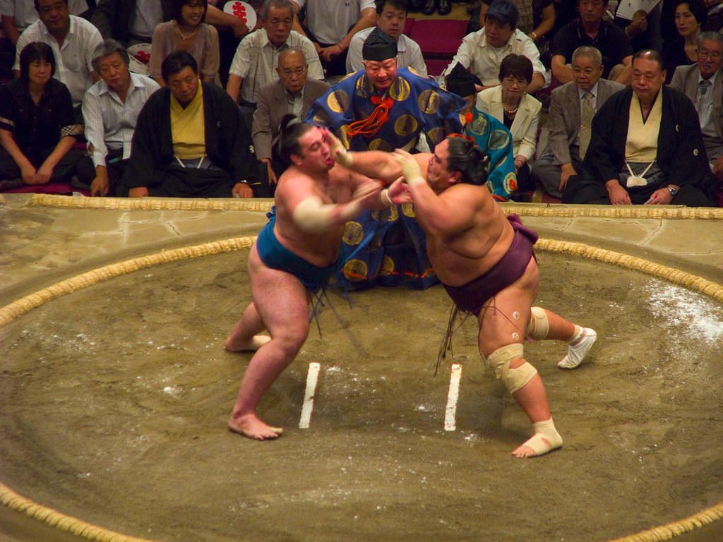 Enfrentamiento de dos luchadores de sumo