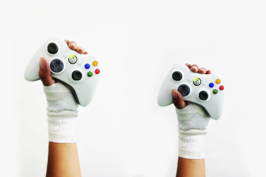 Dos controles de consola levantados