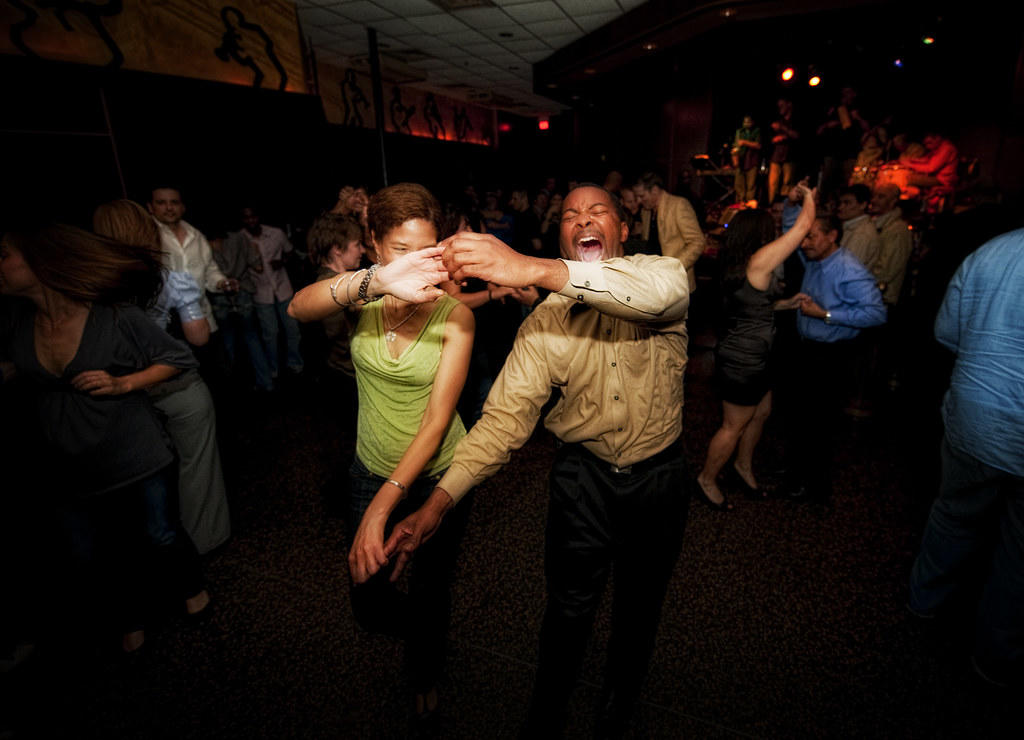Pareja baila salsa en club