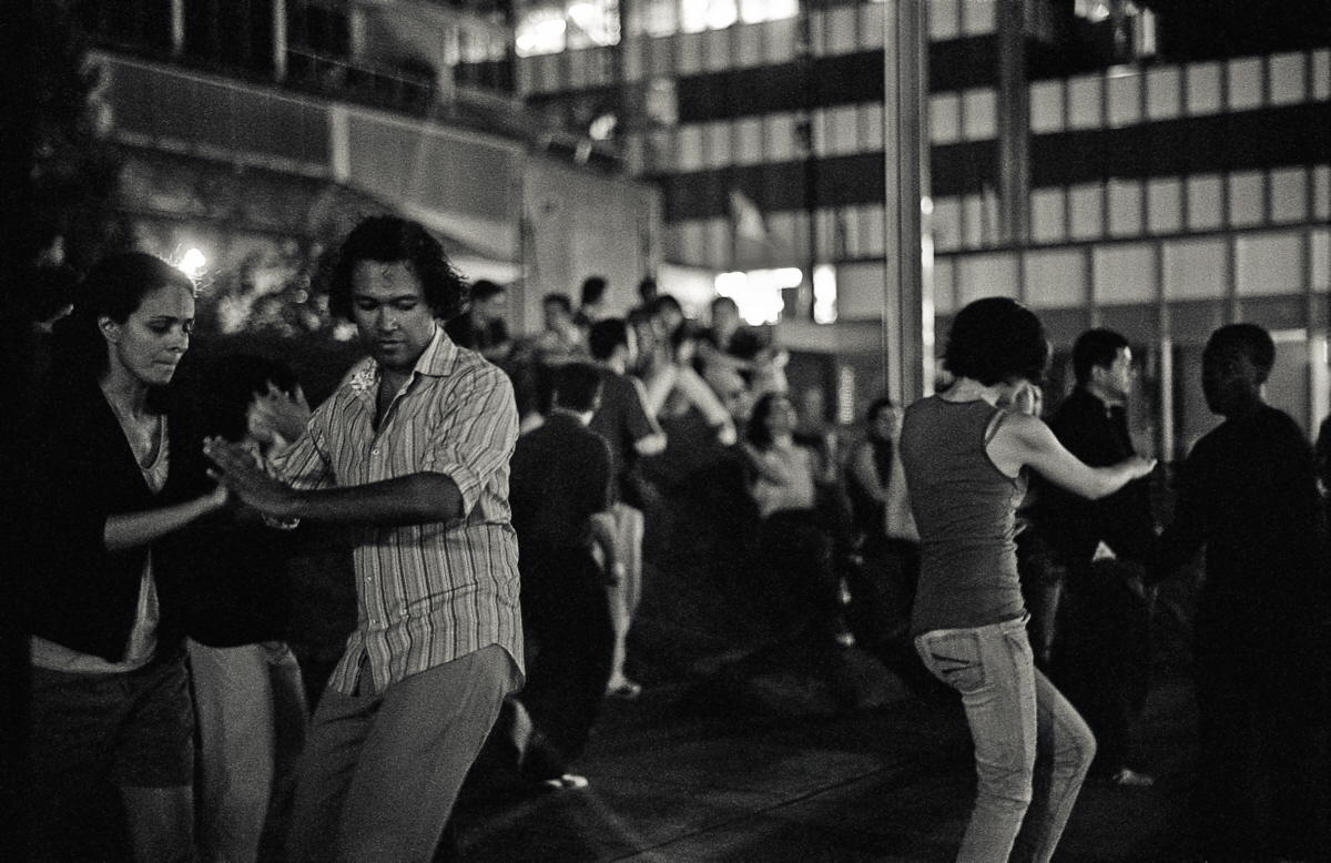 Parejas bailan salsa en la ciudad