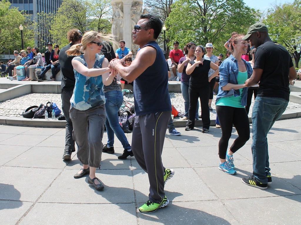 Parejas bailando salsa en plaza