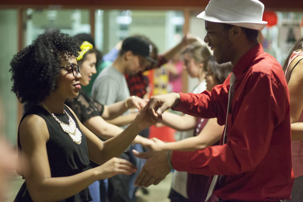 Parejas practicando salsa