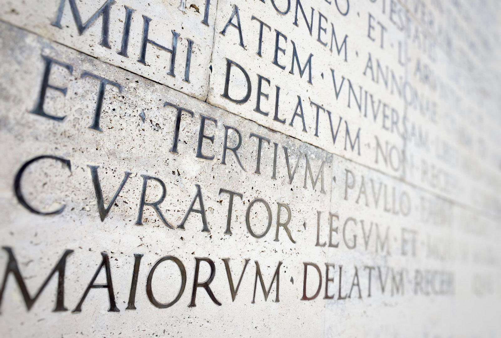 Mural grabado con frases en latín