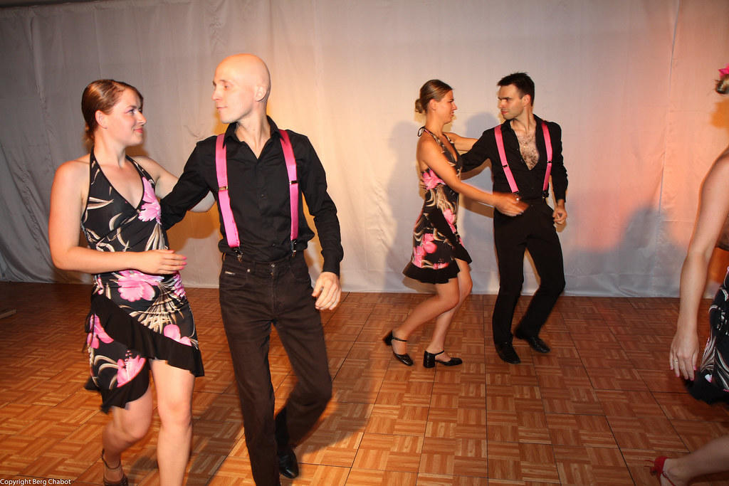 Dos parejas iniciando baile