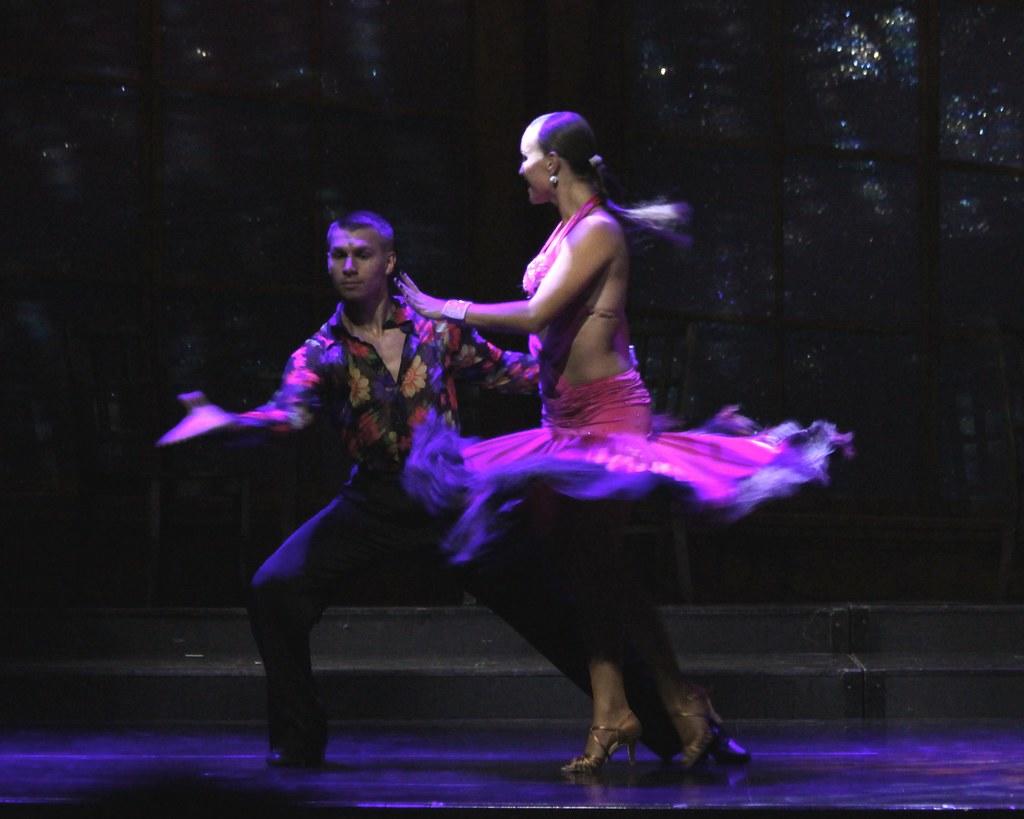 Pareja en competencia de baile de salón