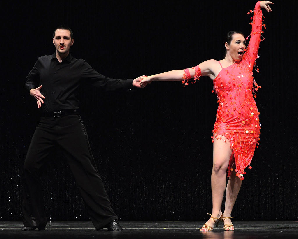 Pareja de Ballroom saludando