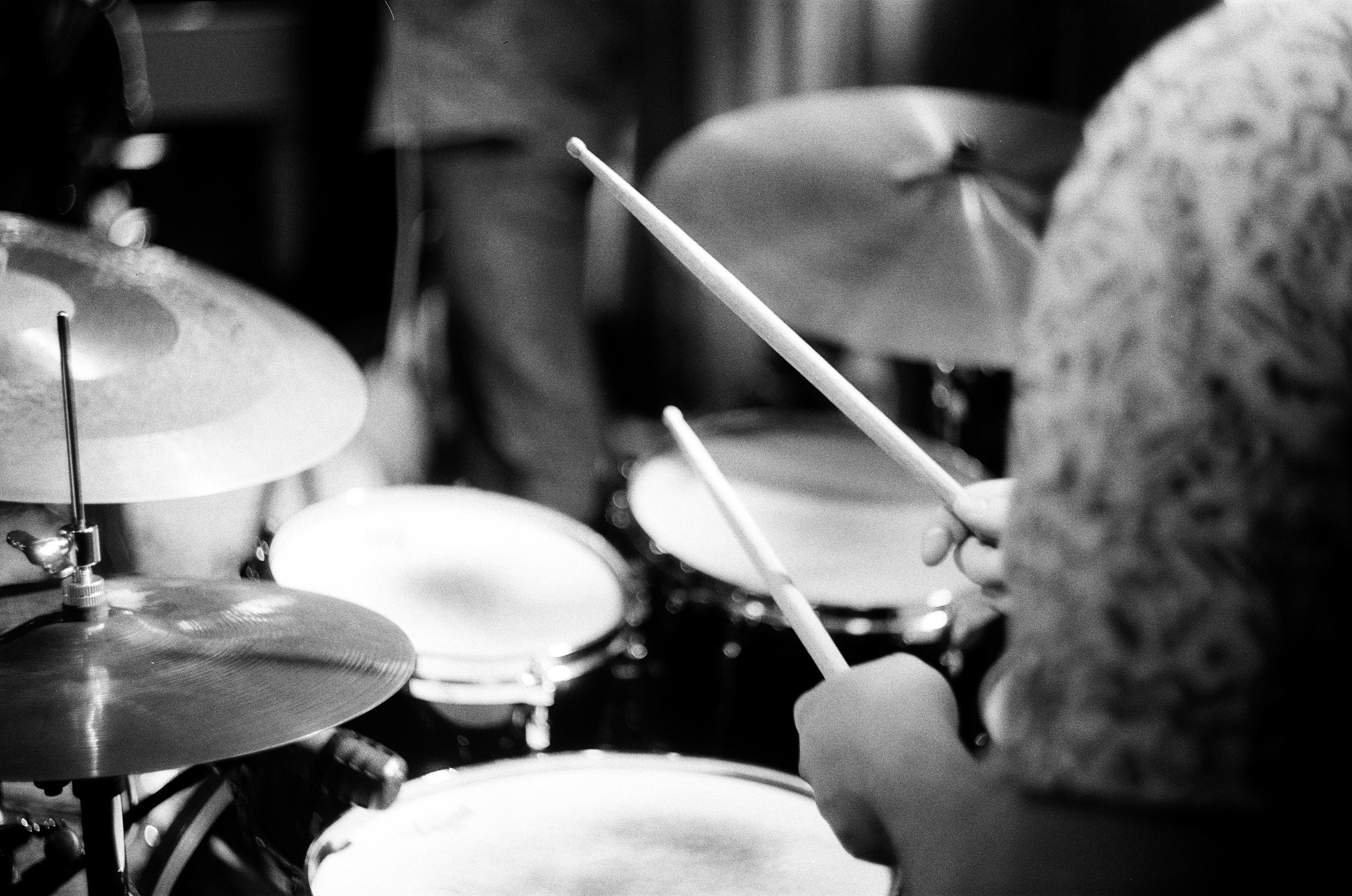 Baterista en blanco y negro