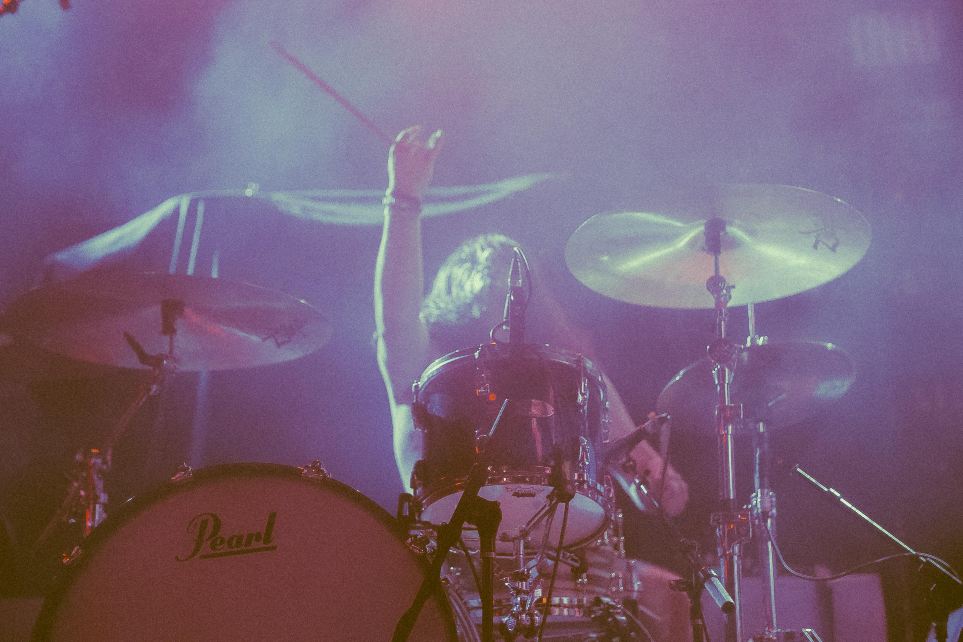 Baterista en escenario