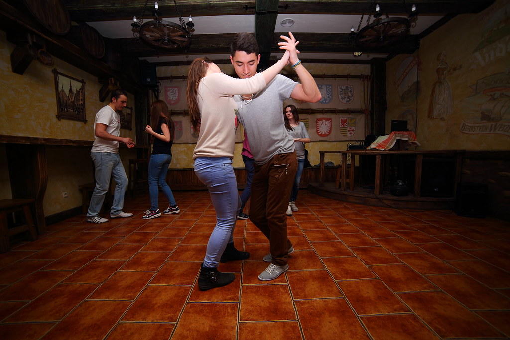 Pareja bailando bachata en pista de baile