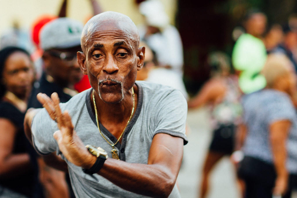 Hombre bailando en La Havana