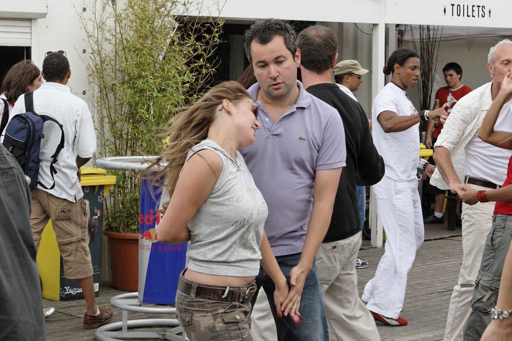 Pareja bailando calle