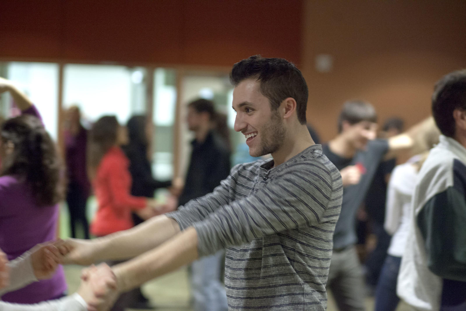 Chico en clase de salsa
