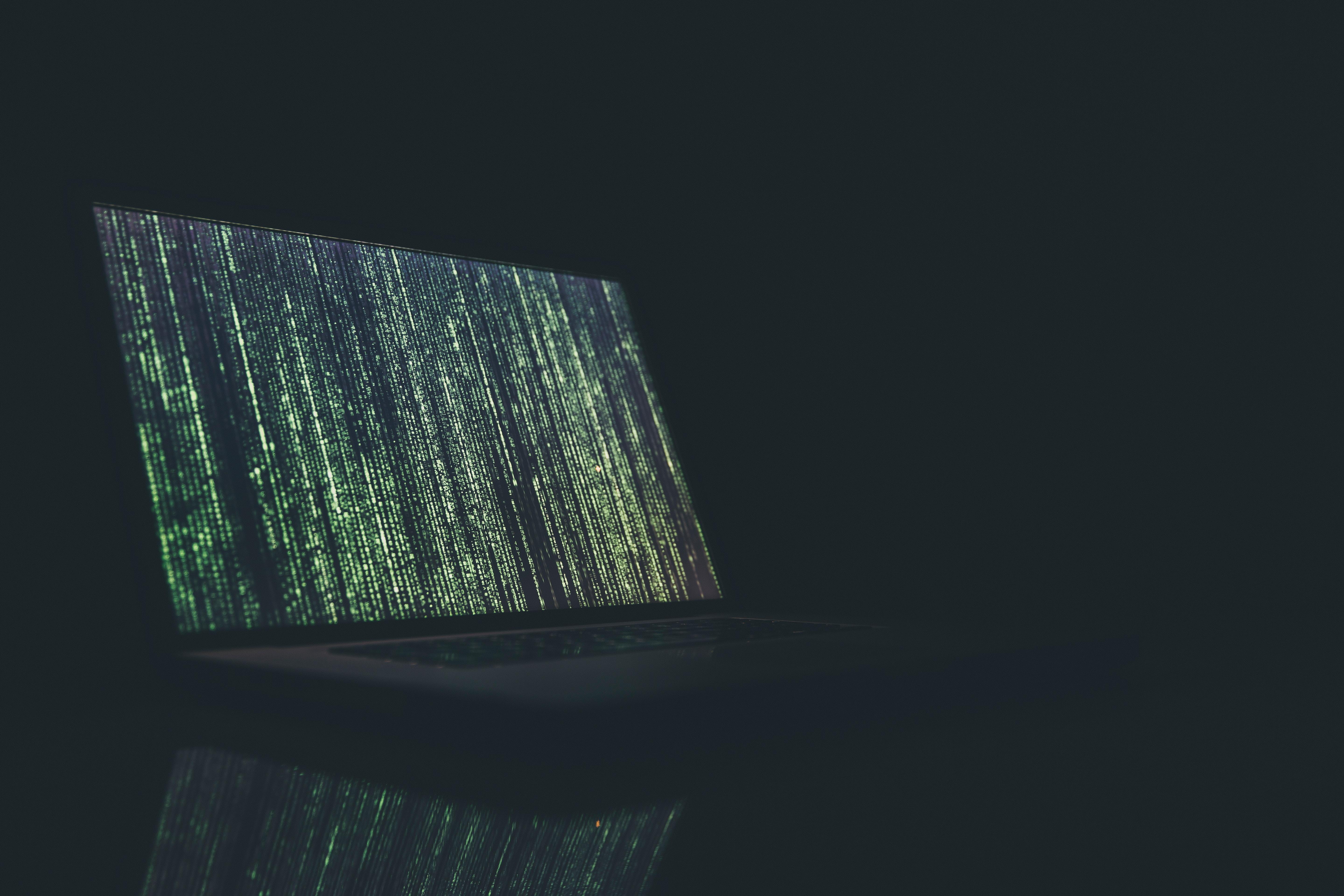 Computador con pantalla encendida