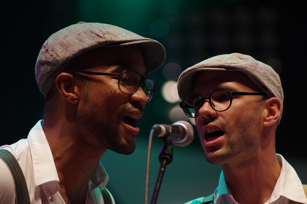 Dos cantantes de salsa frente al micrófono