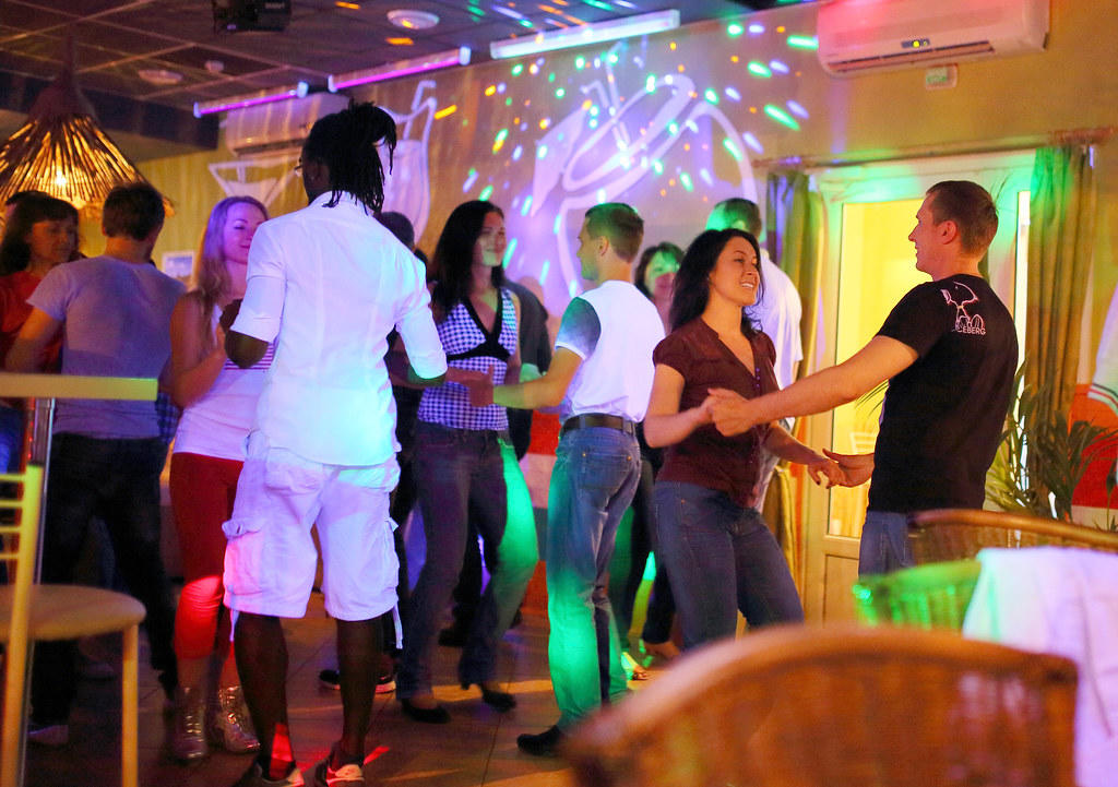 Personas bailando en salsoteca