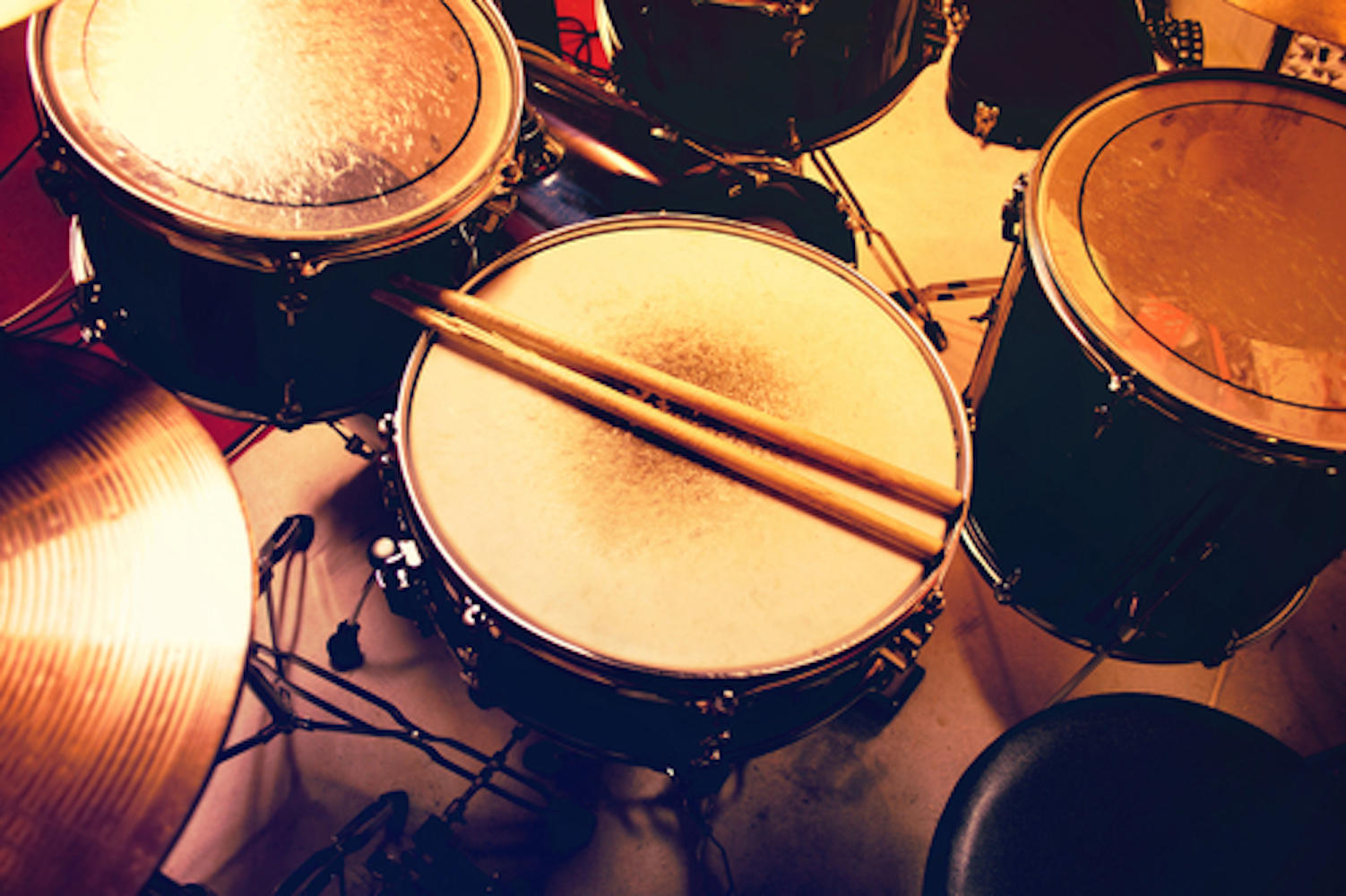 Baquetas sobre tambor de batería