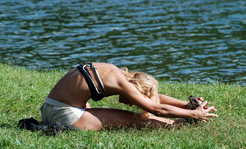 Mujer estiramiento parque